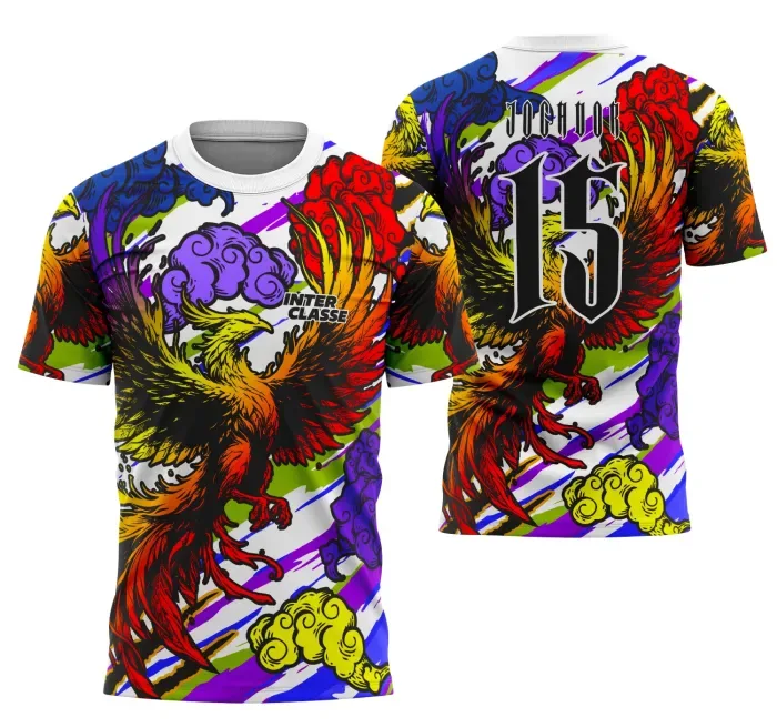 Camiseta unissex preta com logo no peito e estampa grande nas costas, mostrando o tema Interclasse Fênix em gradiente vibrante e design premium exclusivo.