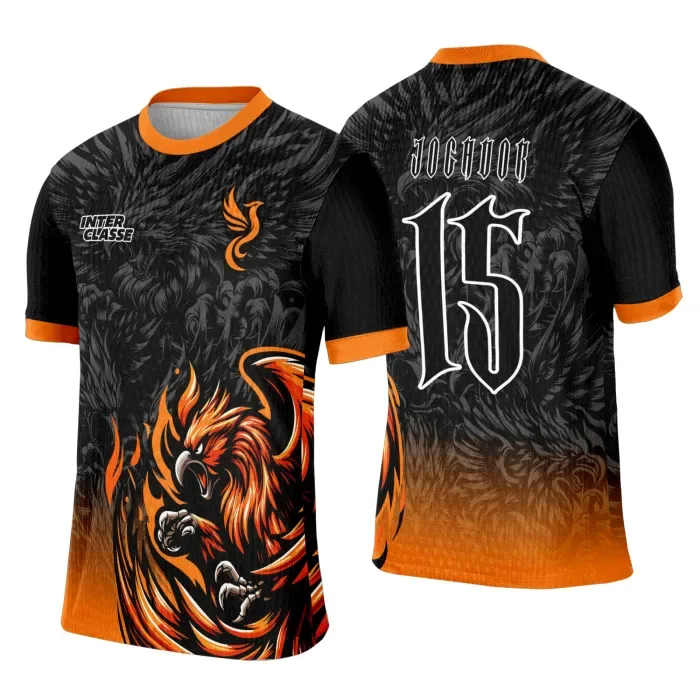 Foto de uma camiseta unissex preta com logo no peito e estampa grande nas costas com o tema Interclasse Fênix Laranja 2026, mostrando design vibrante e moderno para fãs e participantes do evento.