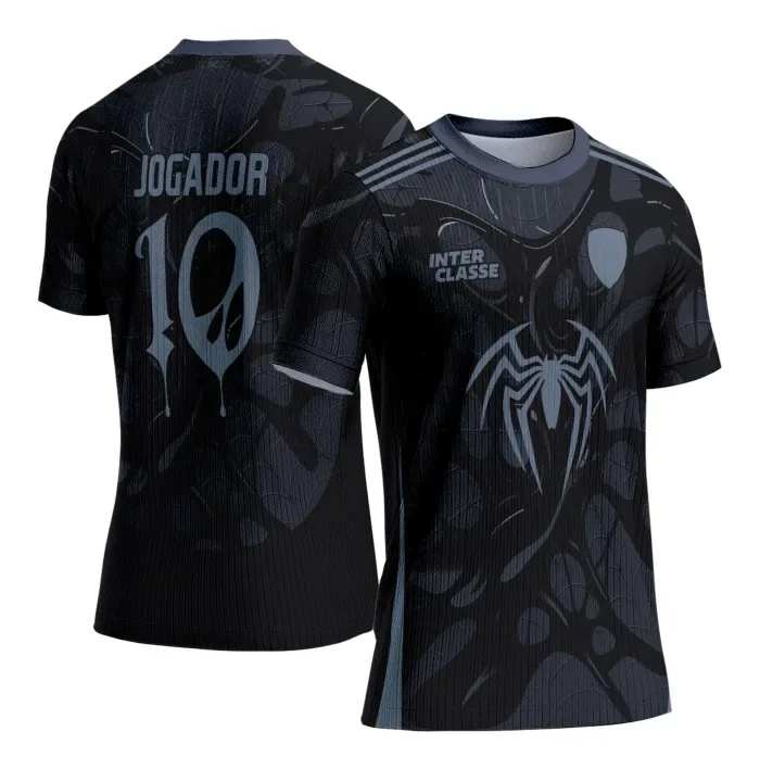 Camiseta preta unissex com logo no peito e estampa grande nas costas inspirada em Venom Black 2025, estilo moderno para uso casual e eventos interclasse