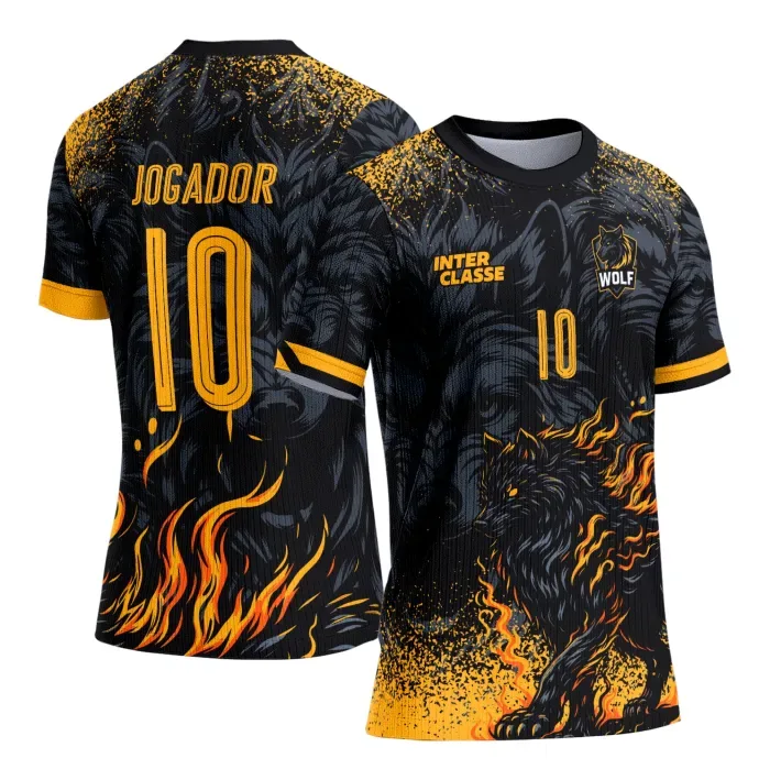 Foto de camiseta unissex preta com logo no peito e estampa grande nas costas do Lobo Amarelo Interclasse 2025, design vibrante e moderno para estudantes e fãs do tema.