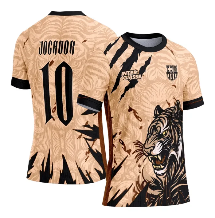 Camiseta unissex preta com logo no peito e estampa grande nas costas mostrando tigre em tons bege, perfeita para quem busca um visual forte e estiloso em eventos escolares.