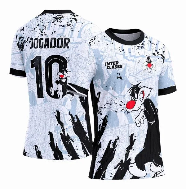 Camiseta unissex preta com logo no peito e estampa grande nas costas do Gato Frajola em estilo divertido e clássico, perfeita para quem ama personagens marcantes e conforto no visual.