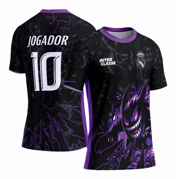 Camiseta unissex preta com logo no peito e estampa grande nas costas do Pokémon Gengar em estilo sombrio, perfeita para fãs e eventos interclasse.