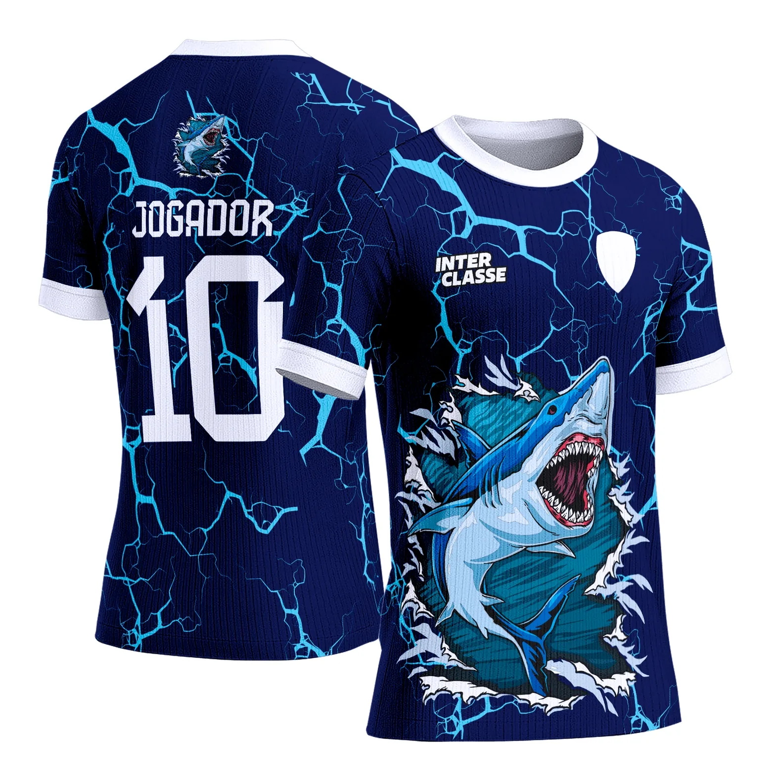 Camiseta unissex com logo no peito, estampa grande nas costas de tubarão em fundo azul, cor base preta, ideal para quem busca estilo e personalidade em look casual.