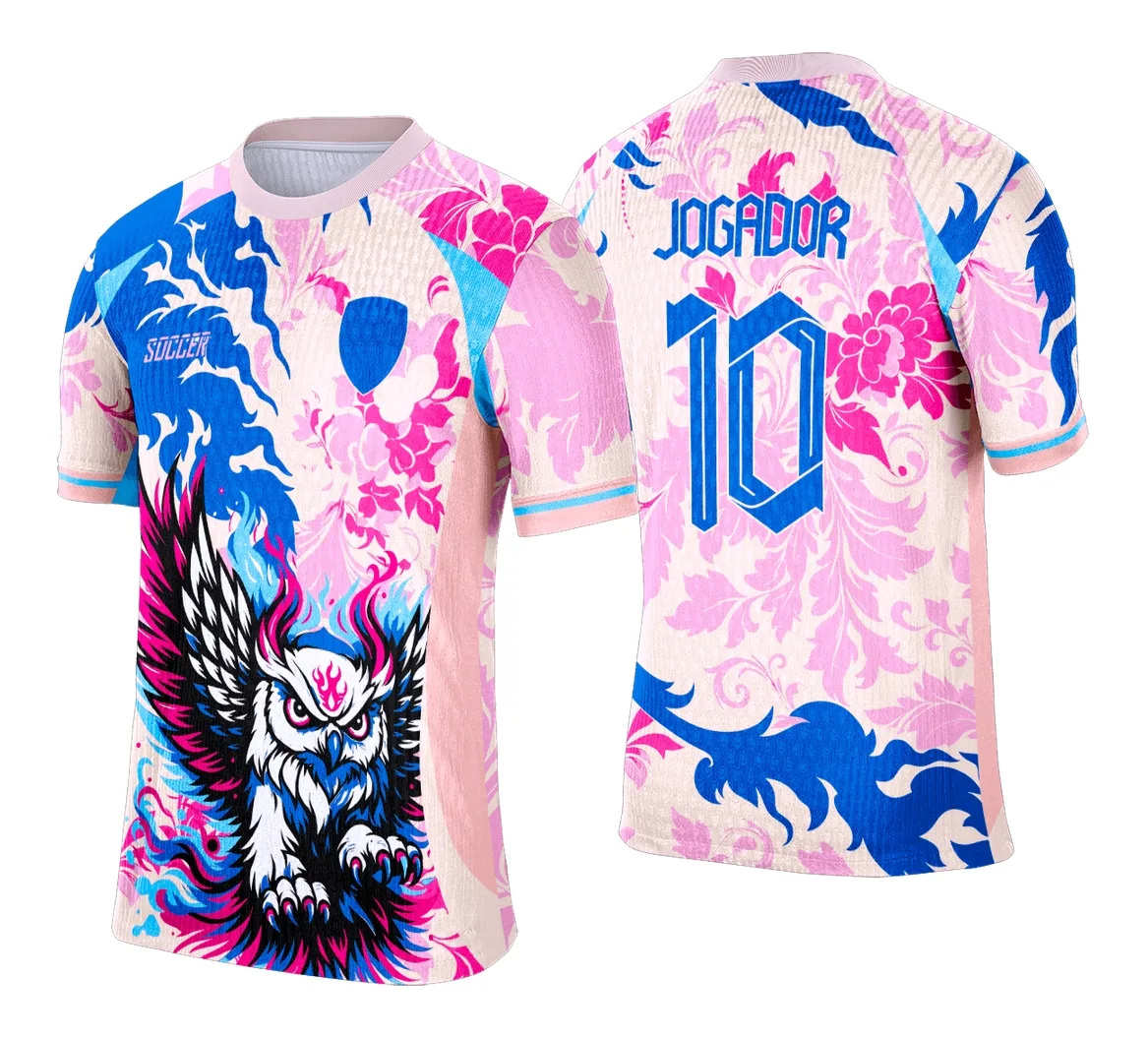 Camiseta unissex preta com logo no peito e estampa grande nas costas de Coruja 2025, estilo interclasse moderno e marcante.