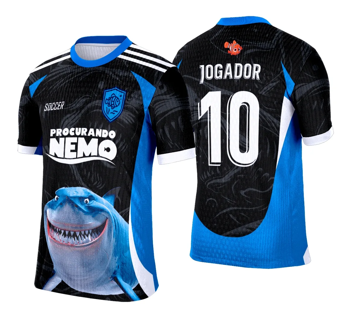 Camiseta unissex preta com logo no peito e estampa grande nas costas do tema Procurando o Nemo, ideal para eventos interclasse e festas escolares.