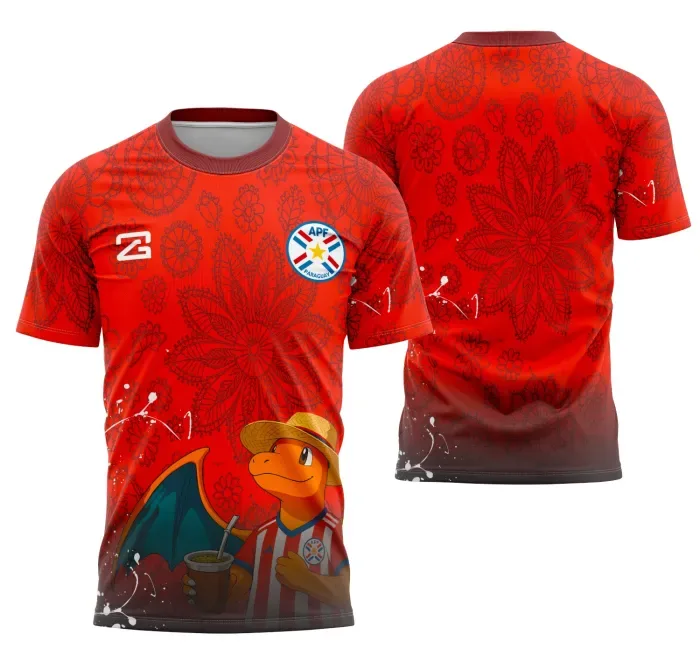 Camiseta preta unissex com logo no peito e estampa grande nas costas, tema Charmander x Paraguai Interclasse, ideal para eventos e turmas com estilo moderno e vibrante.