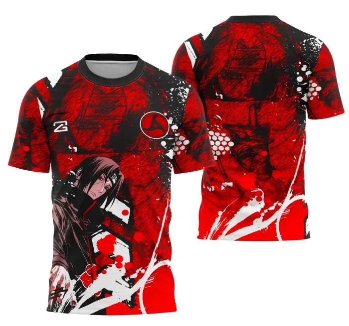 Camiseta preta unissex com logo no peito e estampa grande nas costas do personagem Itachi Uchiha Interclasse, trazendo estilo e identidade para fãs do anime.