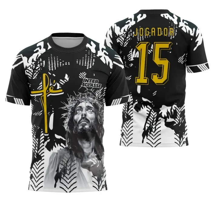 Camiseta unissex preta com logo no peito e estampa grande nas costas com tema Jesus Cristo e futebol, estilo moderno e casual para várias ocasiões.